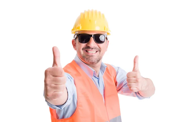 Empreiteiro feliz ou construtor mostrando thumbsup — Fotografia de Stock