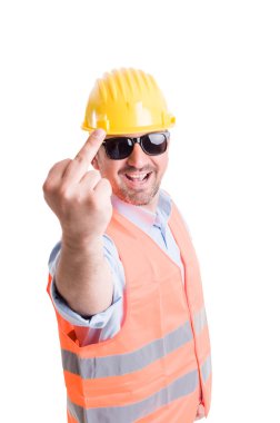 Gülümseyen mühendis veya mimar orta parmak gösterilen