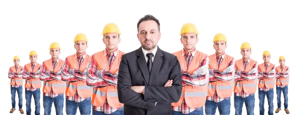 Confinante homem de negócios e uma equipe de trabalhadores da construção — Fotografia de Stock