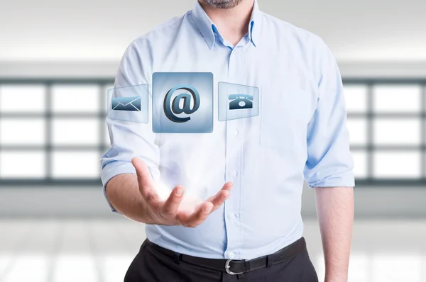 Man met futuristische contact drijvende pictogrammen — Stockfoto