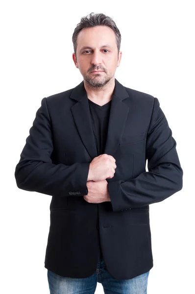 Случайный мужчина в пиджаке и черной футболке — стоковое фото