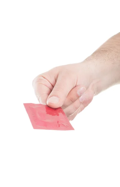 Mano masculina sosteniendo y entregando un condón — Foto de Stock