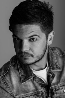 Siyah beyaz portre yakışıklı modeli