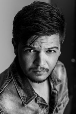 Siyah beyaz portre yakışıklı maço veya badboy