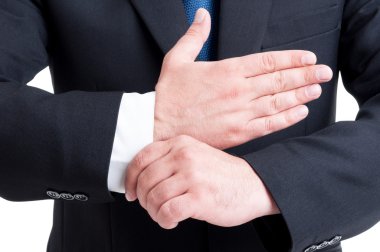 Zengin avukat pahalı gömlek ve takım elbise sleve sabitleme