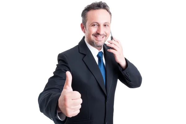 Zaneprázdněný a sebevědomý obchodní muž ukazuje palec — Stock fotografie