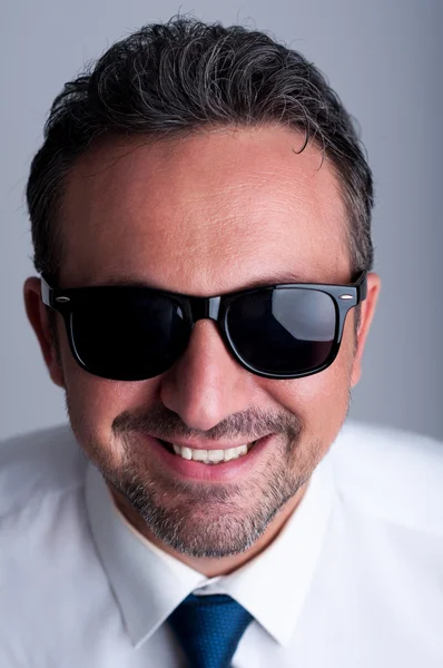 Hombre de negocios fresco con gafas de sol o sombras — Foto de Stock