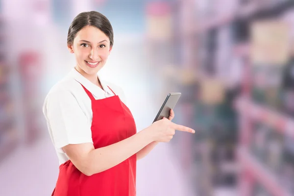 Trabalhador feminino hipermercado moderno — Fotografia de Stock