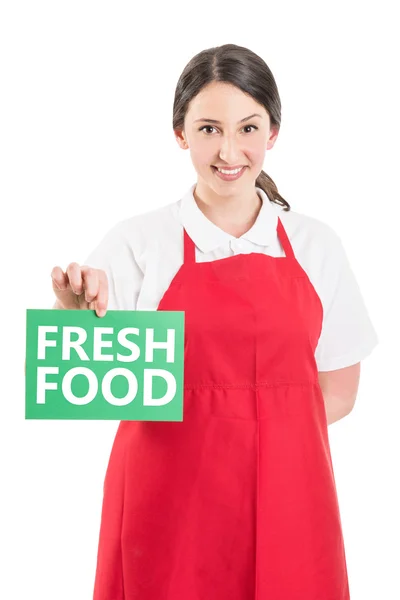 Trabajadora del hipermercado sosteniendo letrero de comida fresca —  Fotos de Stock