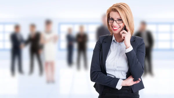 Happy smiling female business manager talking on the phone — Stock Photo, Image