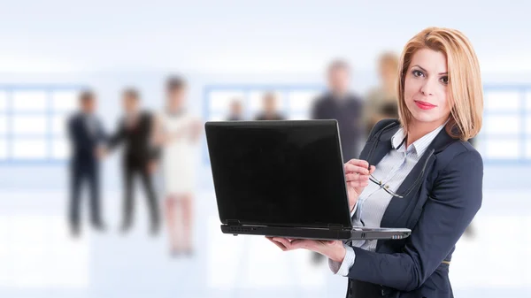 Mujer gerente de negocios con gafas y portátil — Foto de Stock