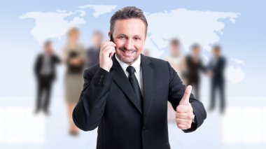 Telefonda konuşurken gibi gösterilen iş adamı