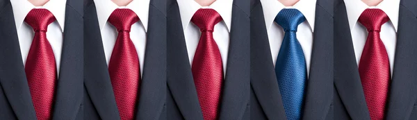 Fora do padrão ou multidão com gravata ou gravata — Fotografia de Stock