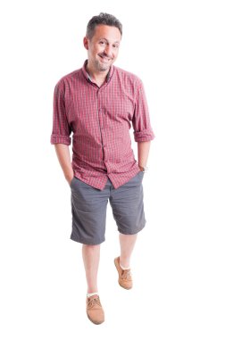 Erkek poz giyen yazlık giysiler