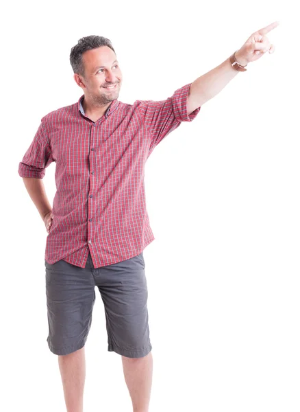 Man with shorts and shirt looking and showing up — Stock Photo, Image