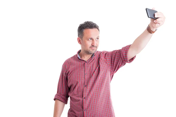 Hombre tomando una selfie o autorretrato — Foto de Stock