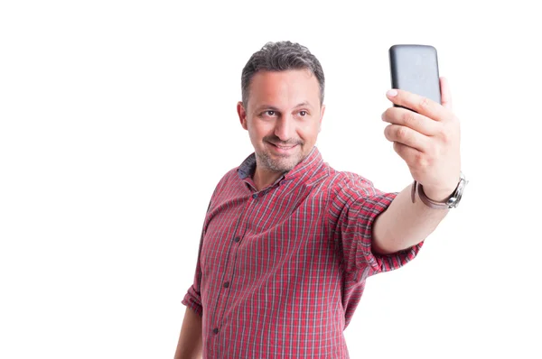 Bonito macho tomando uma selfie — Fotografia de Stock