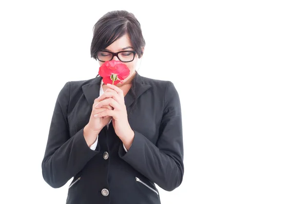 幸せなビジネス女性の赤い花の臭いがします。 — ストック写真