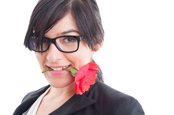 Business woman holding blomma mellan tänderna — Stockfoto
