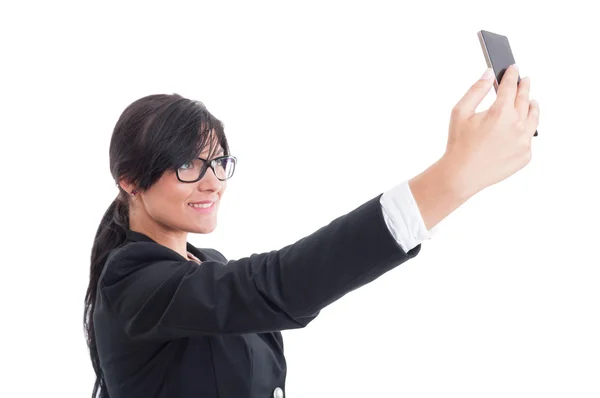 Деловая женщина делает селфи с помощью смартфона — стоковое фото