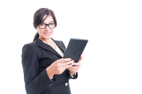 Friendly saleswoman holding a tablet — Stock Photo, Image