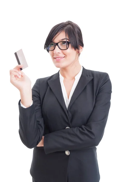 Mujer con tarjeta de crédito y pensando en ir de compras —  Fotos de Stock