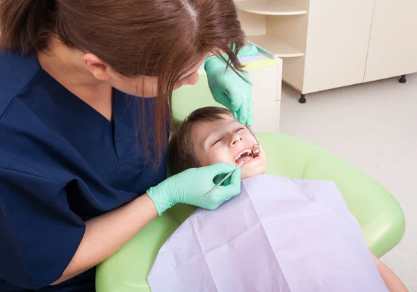 Miúdo assustado no dentista — Fotografia de Stock