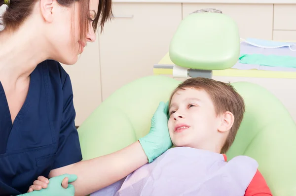 Paciente infantil con especial cuidado en consultorio odontológico — Foto de Stock