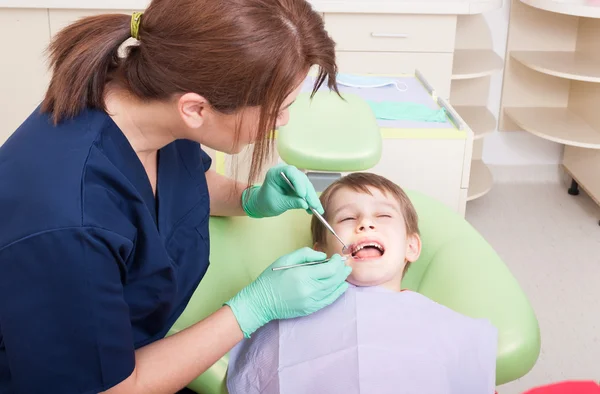 Enfant sans peur chez le dentiste — Photo