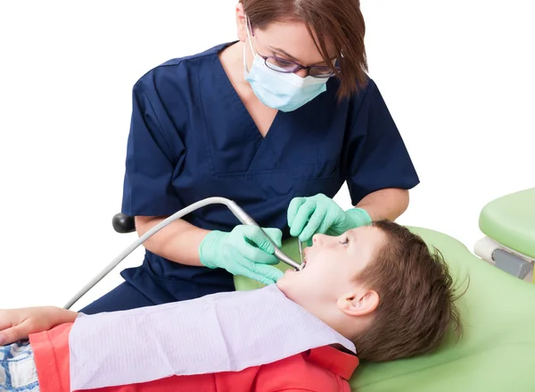 Femme dentiste médecin travaillant avec un enfant patient — Photo