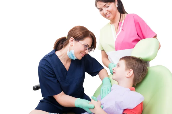 Médico estomatologista com assistente e paciente infantil — Fotografia de Stock