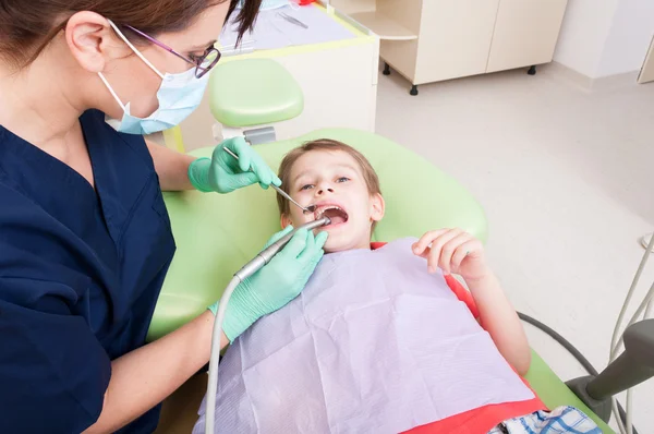 Criança assustada em procedimento de perfuração em cadeira de dentista — Fotografia de Stock