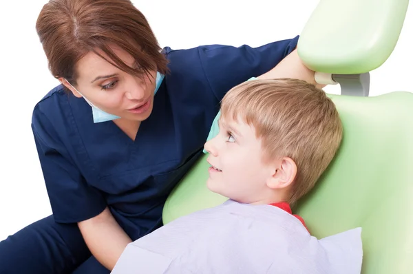 Dentista femenina amigable y tranquila con paciente infantil — Foto de Stock