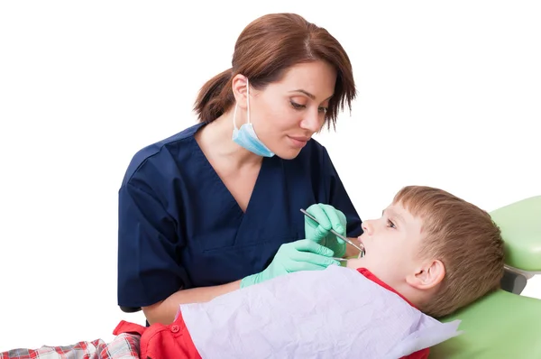 Amigável e bonito dentista feminino e paciente menino — Fotografia de Stock