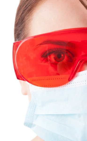 Mezza faccia di dentista donna con maschera e occhiali protettivi — Foto Stock