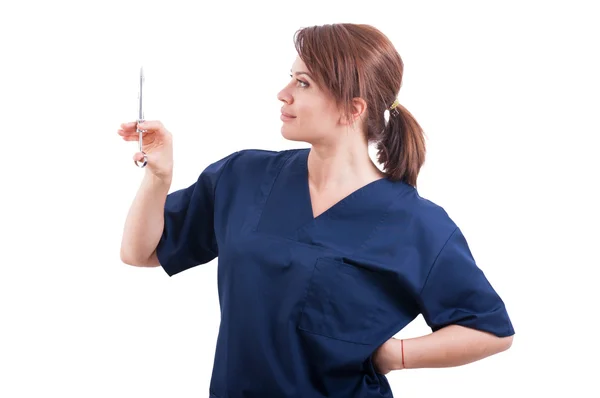 Уверенная женщина-врач держит шприц с анестезией — стоковое фото
