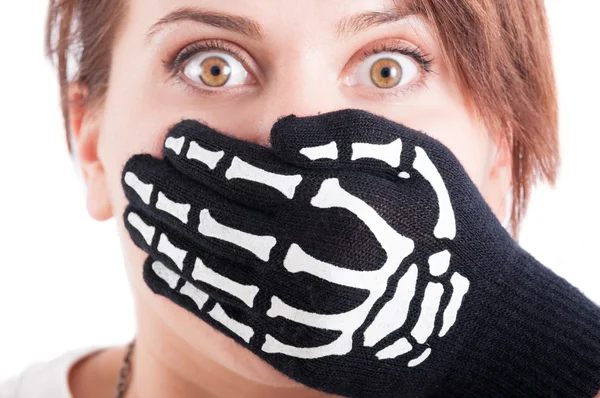 Scared woman with mouth covered by hand — Stockfoto