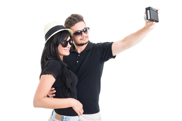 Hipster couple taking a selfie with retro vintage camera — ストック写真