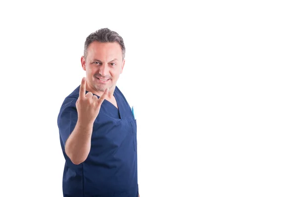 Junge und coole Ärztin mit Rock-Geste oder Symbol — Stockfoto