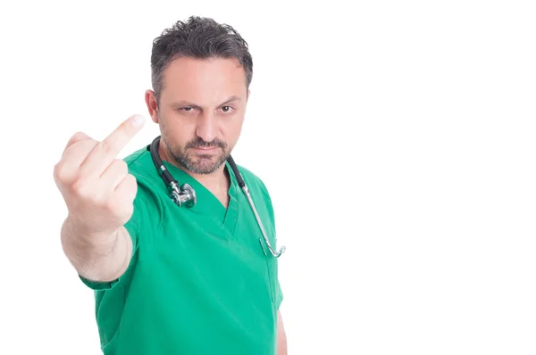 Manliga läkare visar obscent långfingret gest — Stockfoto