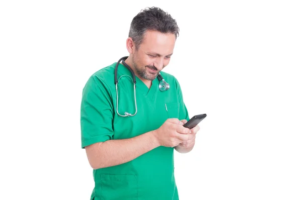 Médico moderno mensajes de texto SMS y la lectura en el teléfono inteligente — Foto de Stock