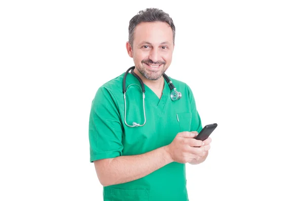 젊고 현대적인 의사 스마트폰을 사용 하 여 — 스톡 사진