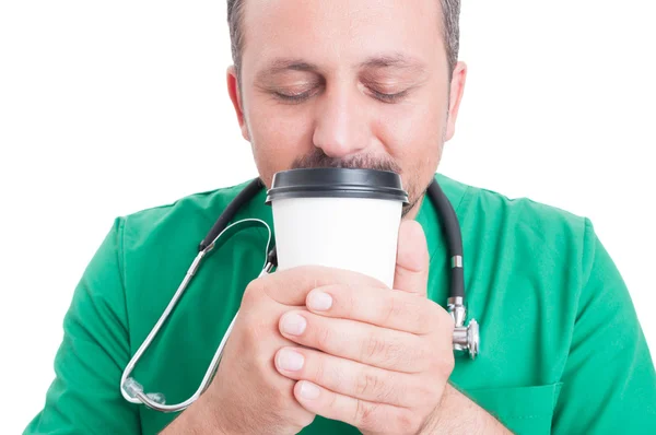 Médico varón oliendo café fresco —  Fotos de Stock