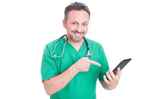 Moderne lege som holder en tablett – stockfoto