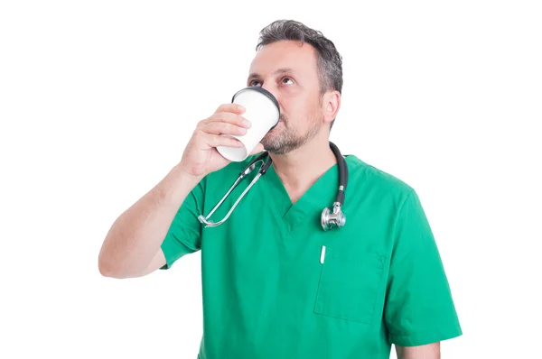 Doktor pití kávy z jednorázových pohár — Stock fotografie
