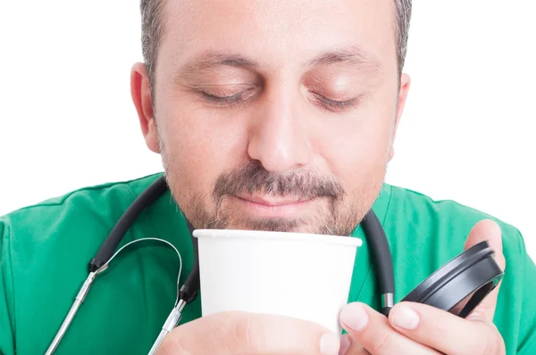 Arzt genießt den Geruch oder frischen Kaffee — Stockfoto