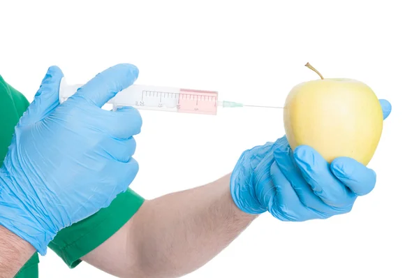 Mains de médecin ou de médecin injectant une pomme parfaite — Photo