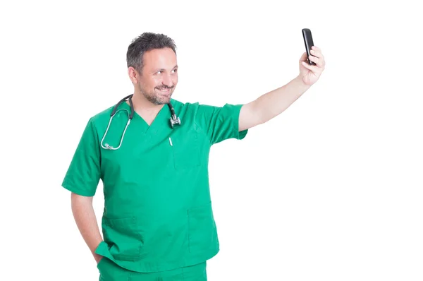 Médico tomando una selfie — Foto de Stock