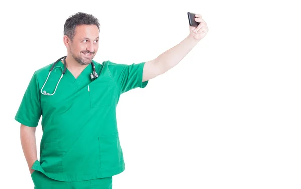 Doctor tomando una selfie — Foto de Stock