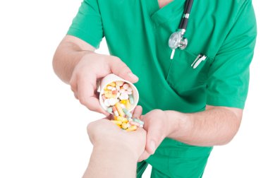Doktor, doktor veya eczacı hapları hasta el dökme